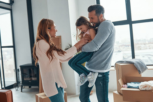 Junges Familie zieht in neues Zuhause um